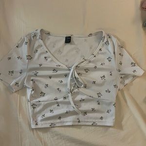 Short sleeved crop with floral patterns